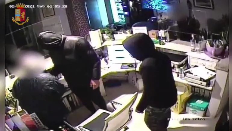 Assaltano un albergo, sequestrano il portiere e scappano in monopattino