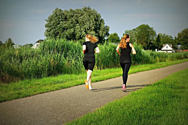 Rapine violente al parco Via cellulari, cuffie e bici Quattro minori nei guai