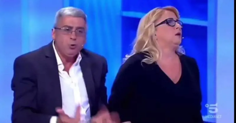"Ai soldi noi non ci pensiamo...". E a C'è posta per te finisce male