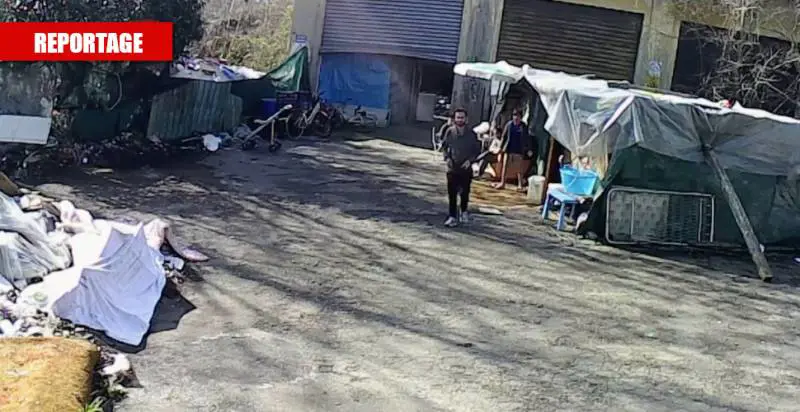 Nella caserma occupata dai rom. "La legge? Lascia stare la legge"