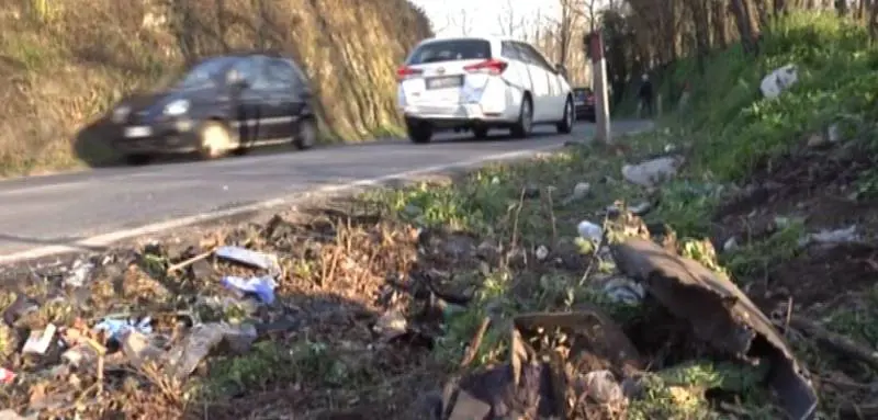 Polizia insegue rapinatori e travolge un'automobile: 14nne morta in incidente