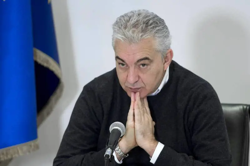 Mascherine cinesi, Arcuri indagato per peculato e abuso d'ufficio