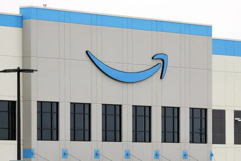 Bufera su Amazon. Il suo nuovo logo "ricorda il volto di Hitler"