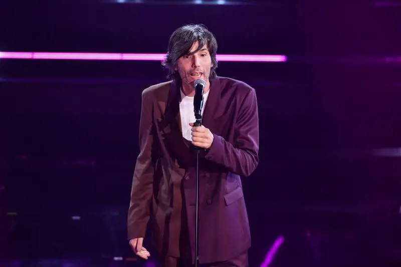 Bugo sbrocca e lancia il microfono durante il concerto: "Non ce la faccio..."