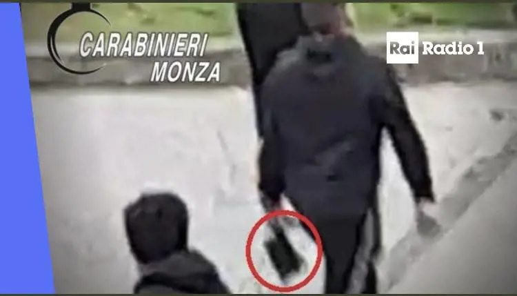 Spedizione punitiva choc: il sangue in strada con machete e mazze