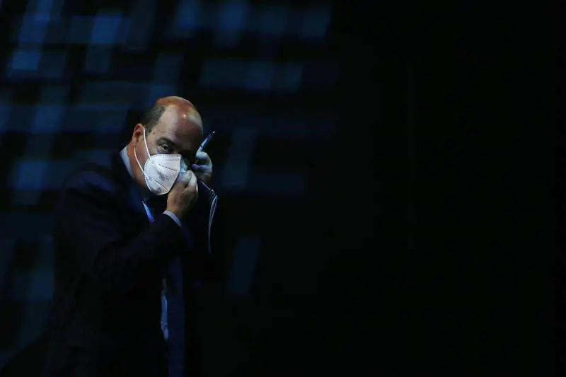 "Mi vergogno di chi parla di poltrone nel Pd": Zingaretti si dimette da segretario