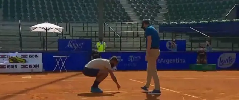 Paire choc: insulta l'arbitro e sputa. Poi ai fan: "Guadagno 8 milioni..."