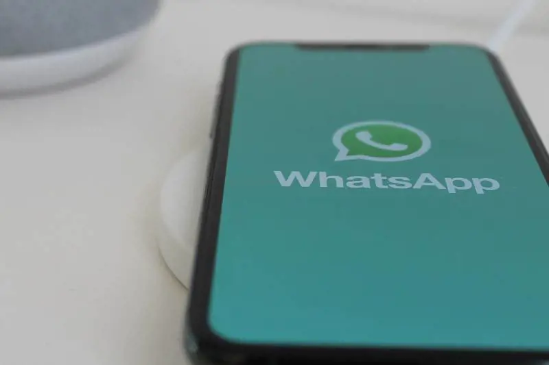 Altra truffa su WhatsApp: con un trucco ti svuotano il conto