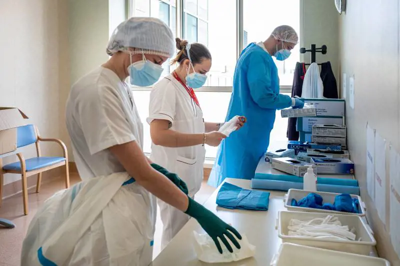 Mascherine in ospedali e Rsa, cosa cambia dal 30 aprile