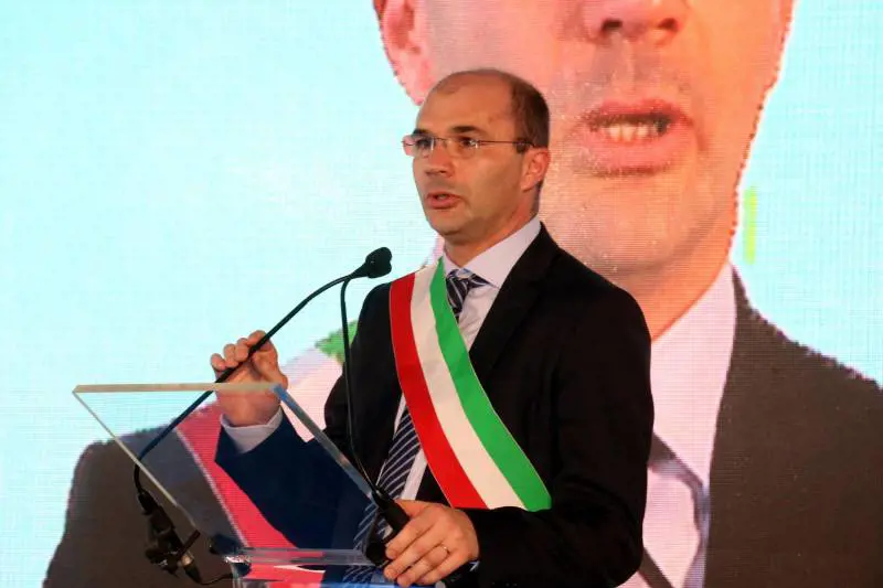 "Il sindaco Pd dica se è indagato". E qualcuno urla: "State attenti..."