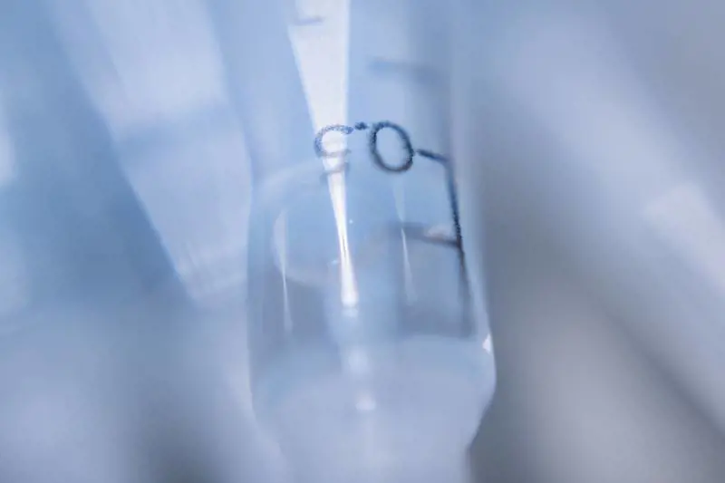Il morto, il vaccino e il lotto ritirato: perché AstraZeneca è nel mirino
