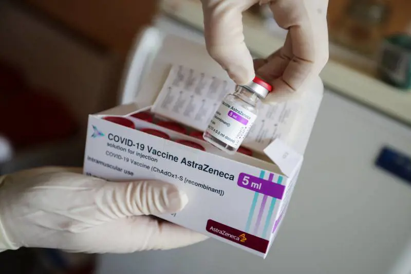 "Trombosi in giovani vaccinati". Cosa c'è dietro lo stop ad AstraZeneca