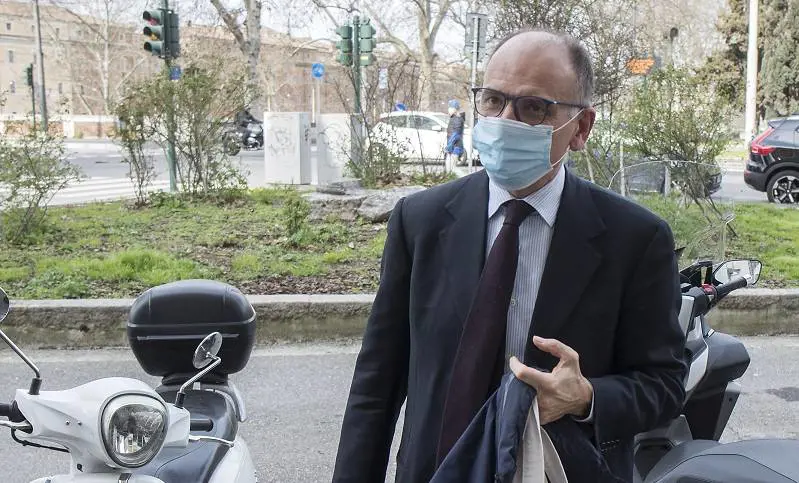 Enrico, finto giovane (e poco "ganzo")
