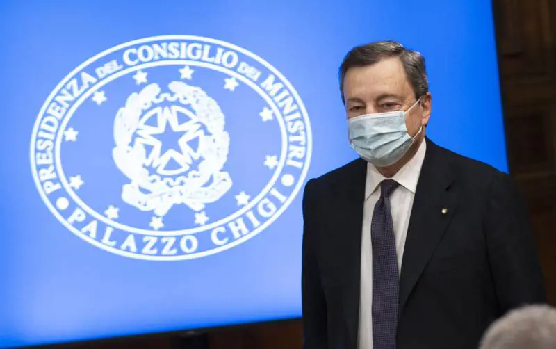 Asse Draghi-Macron per AstraZeneca. L'Ema: "Benefici superiori ai rischi"