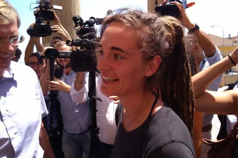 Sbarchi, appello per l'Ong indagata: tra i firmatari c'è anche la Rackete