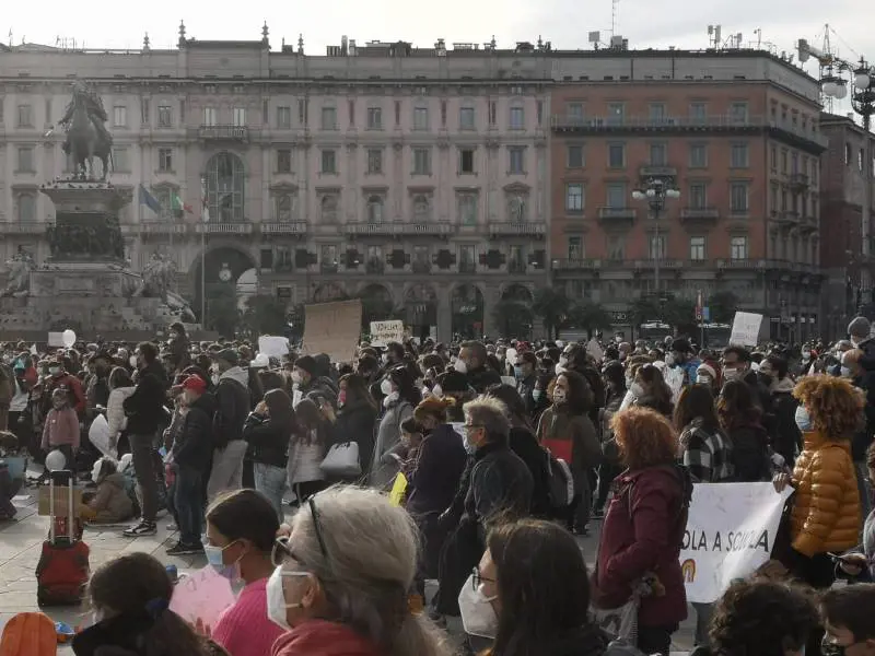 Milano è zona rossa ma l'assessore di Milano "arringa" l'assembramento in piazza del Duomo