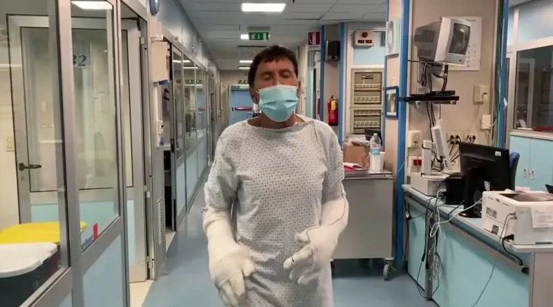 Morandi canta bendato in corsia. "Sono un ragazzo fortunato..."