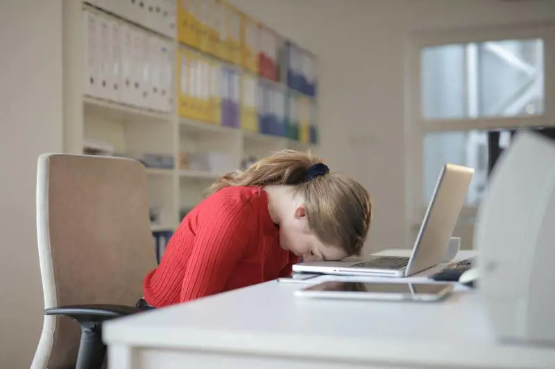 Mai più call noiose: un'app ti fa fuggire dalle videochat con l'ufficio