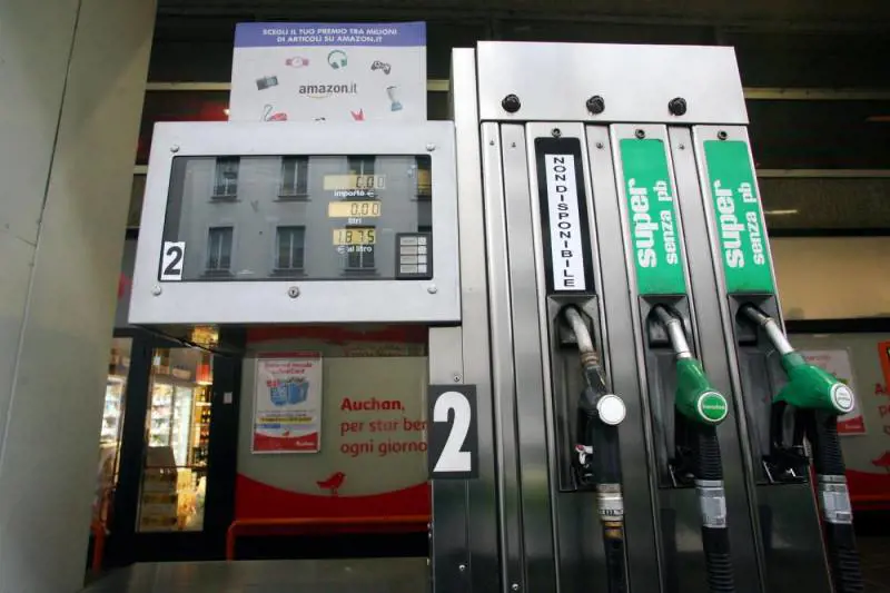 Bomba benzina sul portafoglio. ​Che cosa accadrà con la "botta"