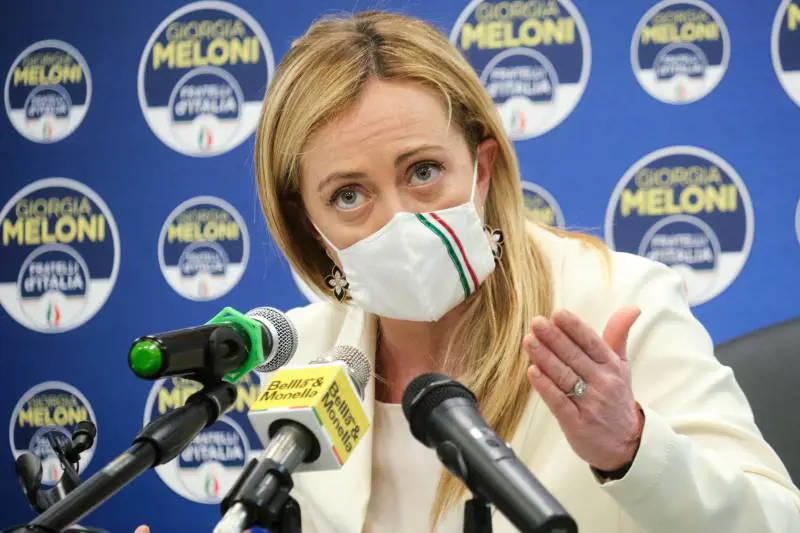 Meloni bacchetta le donne del Pd: "Emergete per le vostre capacità"
