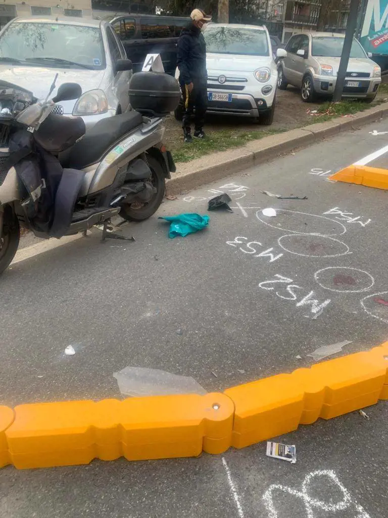 I cordoli "vietati" di Sala già causano un incidente