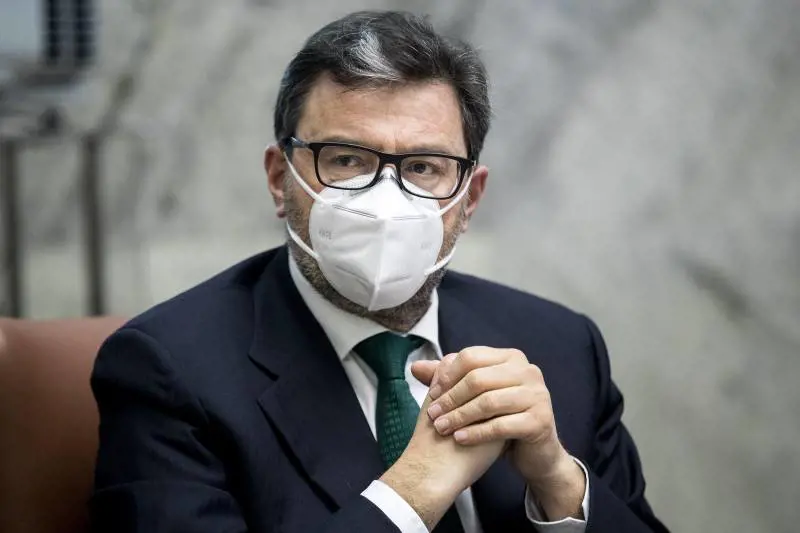 Sintonia Giorgetti-Visco: "Licenziamenti sbloccati ma in modo graduale"