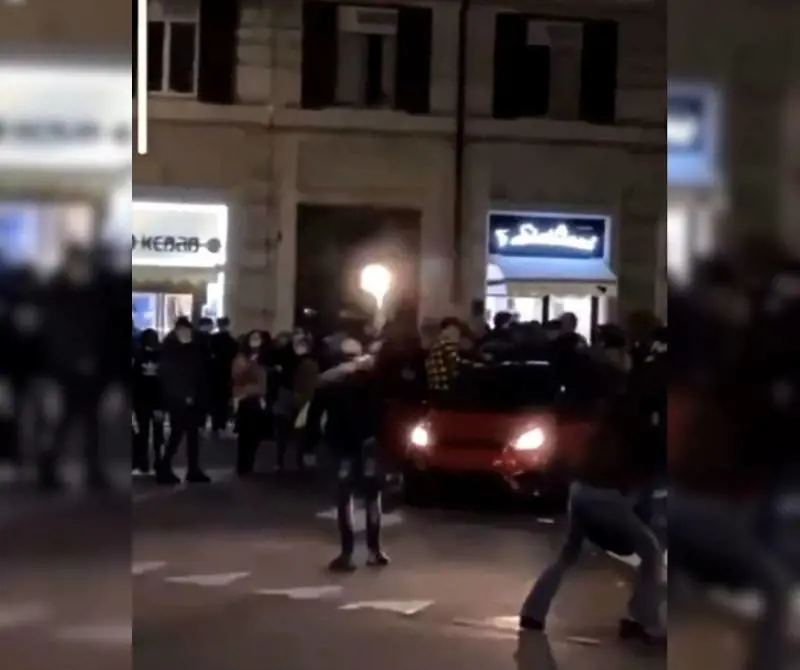 "Voglio avere più fan sui social". E il rapper spara al party illegale