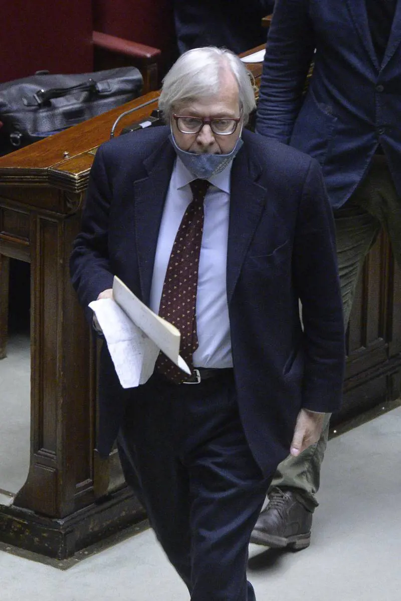 Sgarbi sbotta: "Ho il cancro e in Aula mi fanno tenere la mascherina"
