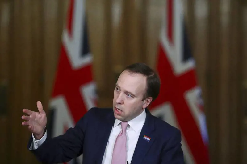 Il ministro britannico beccato con l'amante fa tremare il governo