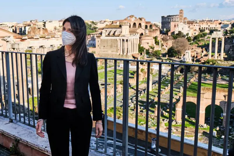 Raggi scoglio per Conte E lei spedisce i rom nella struttura covid
