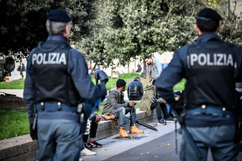 Volano coltellate alla stazione Centrale: ormai è il Bronx di Milano