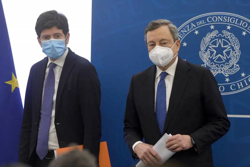 Il realismo di Draghi: "Niente zona gialla per tutto aprile. Ogni nuova decisione in base ai contagi".