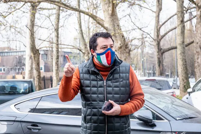 Salvini insiste: "Riaprire dopo Pasqua". Stop di Speranza: "Priorità ai vaccini"