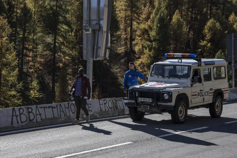La Francia respinge 50 migranti in Italia: "Ha esploso colpi di pistola"