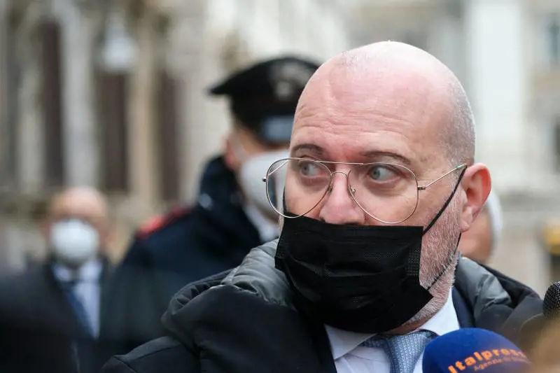 Bonaccini-De Luca guerra su Sputnik: "Nessuno compri senza l'ok di Ema"