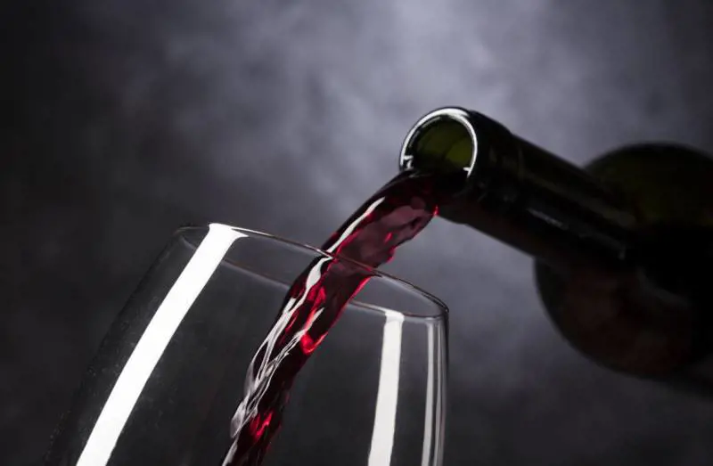 Dopo le larve arriva il vino annacquato: ecco l'ultima follia dell'Ue