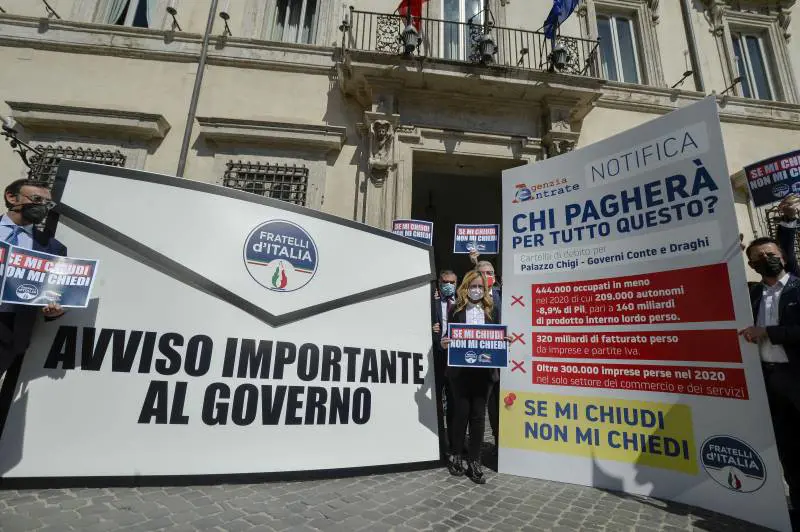 Il blitz-Meloni a palazzo Chigi: ​"C'è la maxi lettera per Draghi"