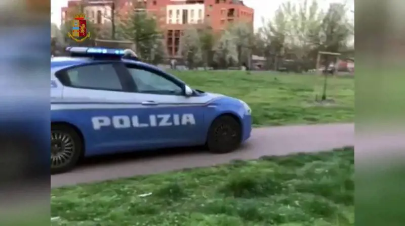Lega il figlio di 16 anni all'auto con il guinzaglio: torture choc dell'albanese