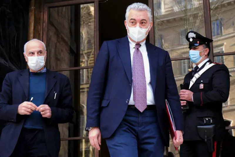Mascherine, indagato Arcuri. "Pericolose per la salute"