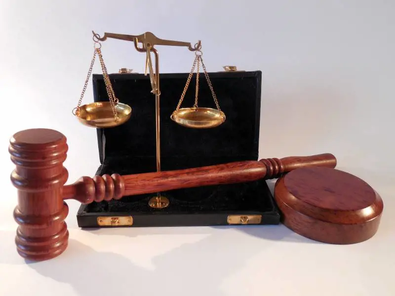 Violentano e filmano ragazza ubriaca: "Nessun reato"