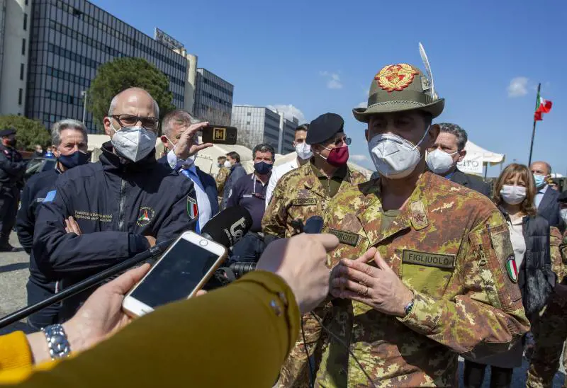 Vaccini, il giorno della verità. La visita di Figliuolo e Curcio