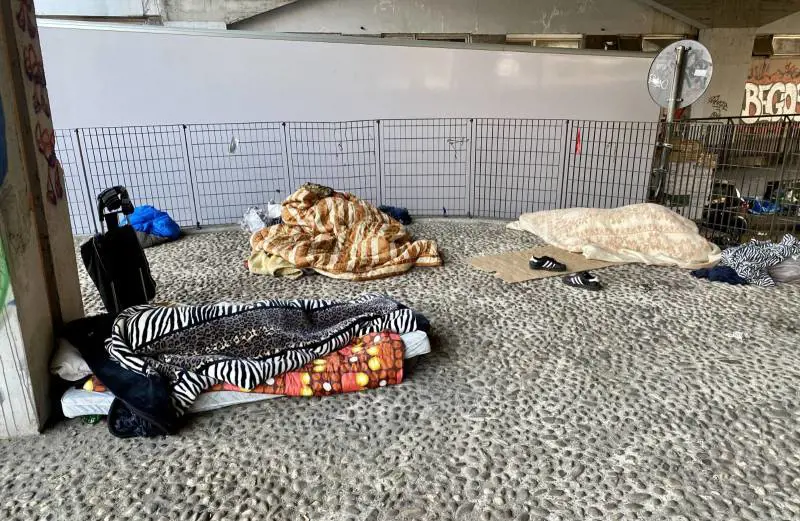 "Per Sala sono invisibili". I senzatetto che vivono nei cavalcavia del centro