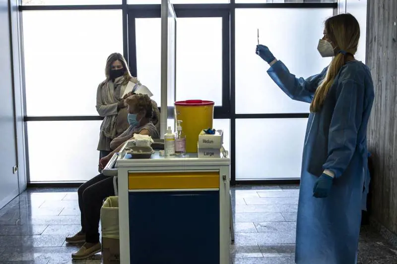 Caos vaccini in Calabria, senza dosi e siringhe. Lo sfogo del medico: "Ho comprato gli aghi con i miei soldi"