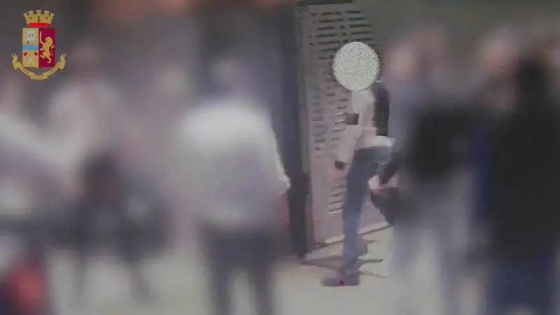 Sedicenne aggredito dal branco dei rivali. Minorenni nei guai