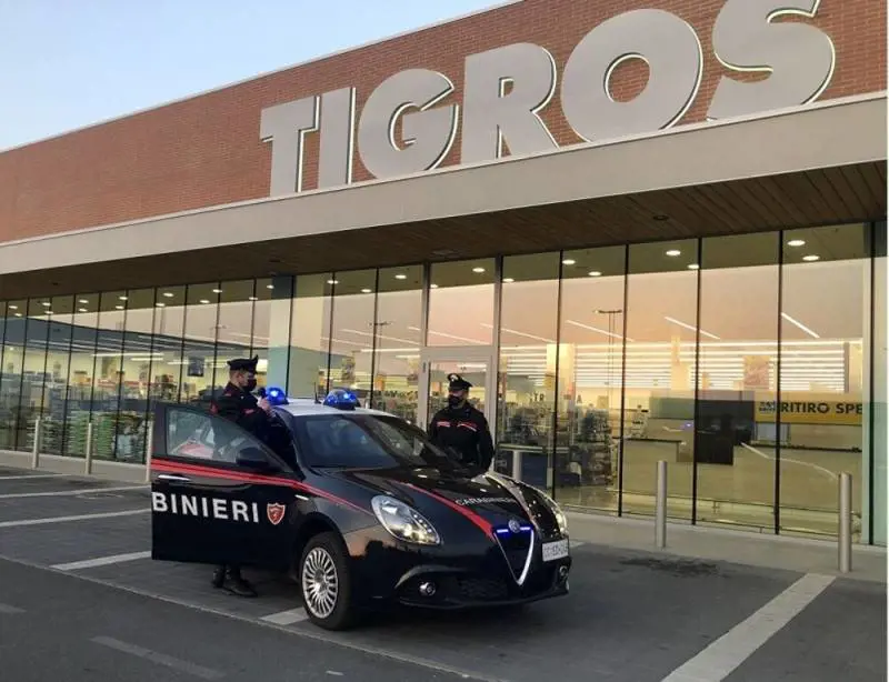 Ruba al supermercato. E i carabinieri pagano ​la spesa per l'anziano