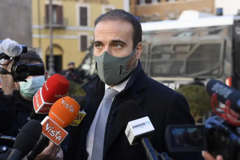 Non sarà il sospetto a salvarci dal virus