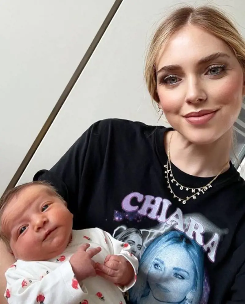 Lite social Ferragni-Regione. Vaccinata la nonna di Fedez