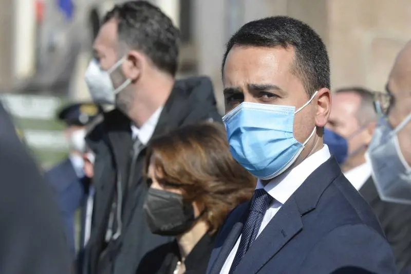 Di Maio nella bufera "Ora venga a riferire. Non li paghiamo per colpire i nostri"