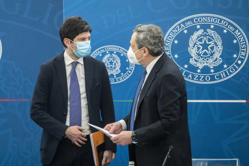 Regioni in pressing: "Allentare la stretta". Ma salta il vertice per riaprire