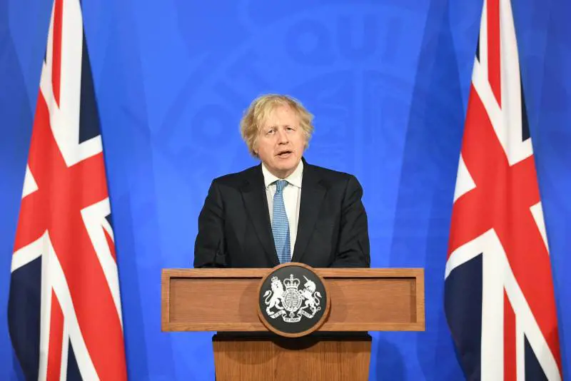 Londra fa dietrofront sul green pass. In settimana Johnson toglie l'obbligo